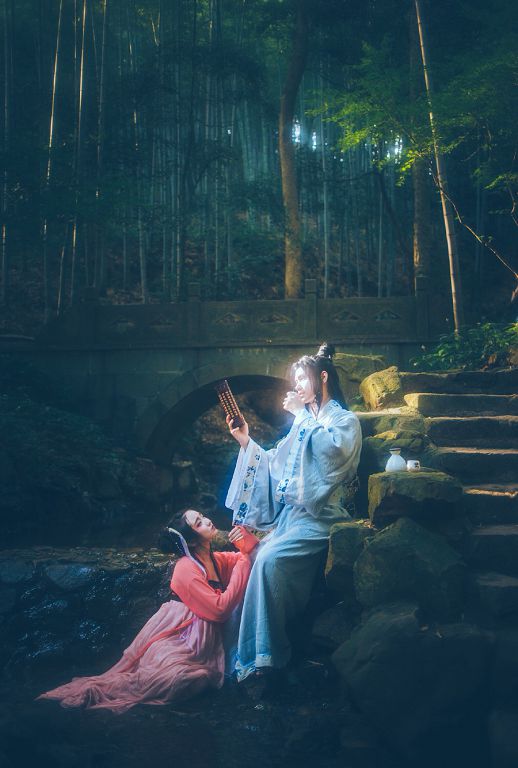 于淺笑安恬里靜靜執(zhí)筆